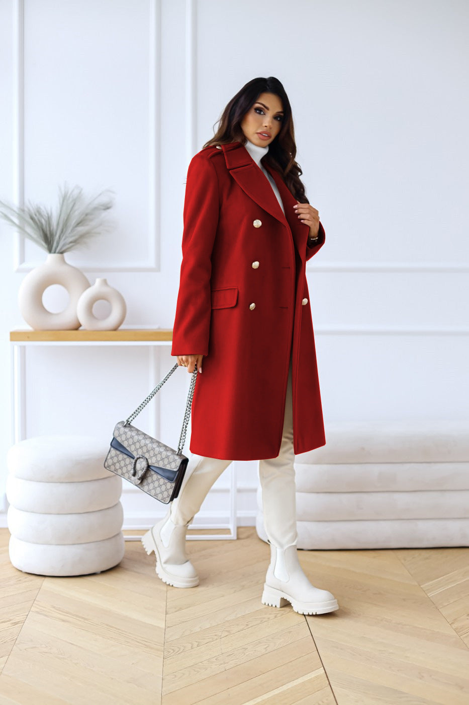 Stilvoller Damenmantel mit doppeltem Knopfverschluss, breitem Revers und praktischen Taschen - J&B - 10 - Atelier-Zofia