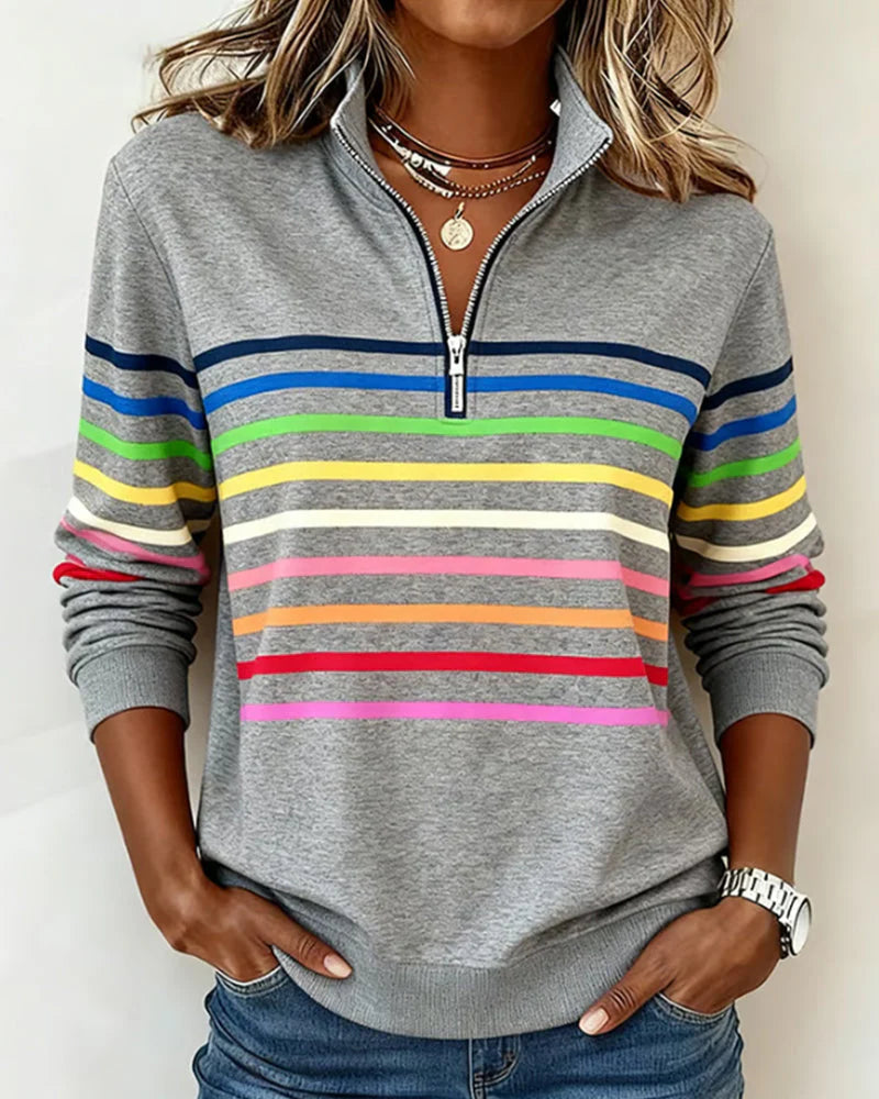 Femininer Hoodie: Bunt gestreiftes Sweatshirt mit halbreißbarem Stehkragen - J&B - 1 - Atelier-Zofia