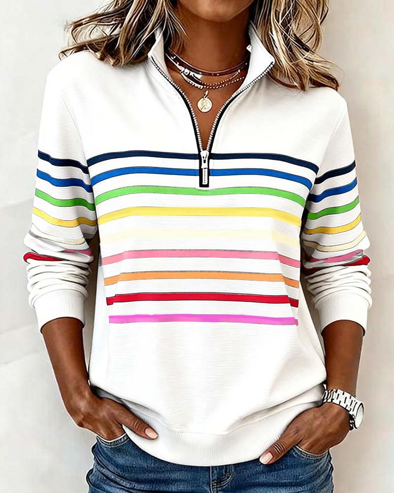 Femininer Hoodie: Bunt gestreiftes Sweatshirt mit halbreißbarem Stehkragen - J&B - 3 - Atelier-Zofia