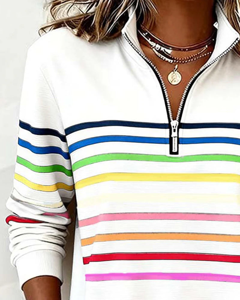 Femininer Hoodie: Bunt gestreiftes Sweatshirt mit halbreißbarem Stehkragen - J&B - 4 - Atelier-Zofia