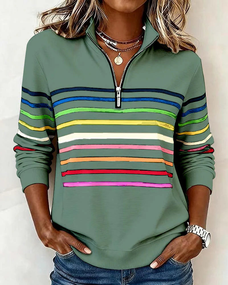 Femininer Hoodie: Bunt gestreiftes Sweatshirt mit halbreißbarem Stehkragen - J&B - 7 - Atelier-Zofia