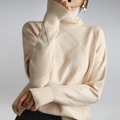 Klassischer Damen-Rollkragenpullover mit Rautenmuster – Eleganz trifft auf Gemütlichkeit - J&B - 1 - Atelier-Zofia