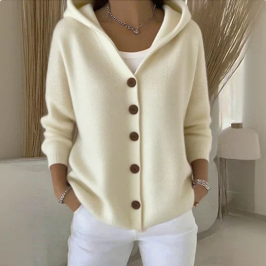 Elegante Damen-Strickjacke mit Kapuze, weicher A-Linien-Form und Knopfdetail - J&B - 2 - Atelier-Zofia