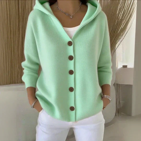 Elegante Damen-Strickjacke mit Kapuze, weicher A-Linien-Form und Knopfdetail - J&B - 3 - Atelier-Zofia