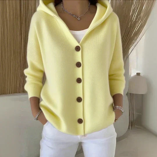 Elegante Damen-Strickjacke mit Kapuze, weicher A-Linien-Form und Knopfdetail - J&B - 4 - Atelier-Zofia