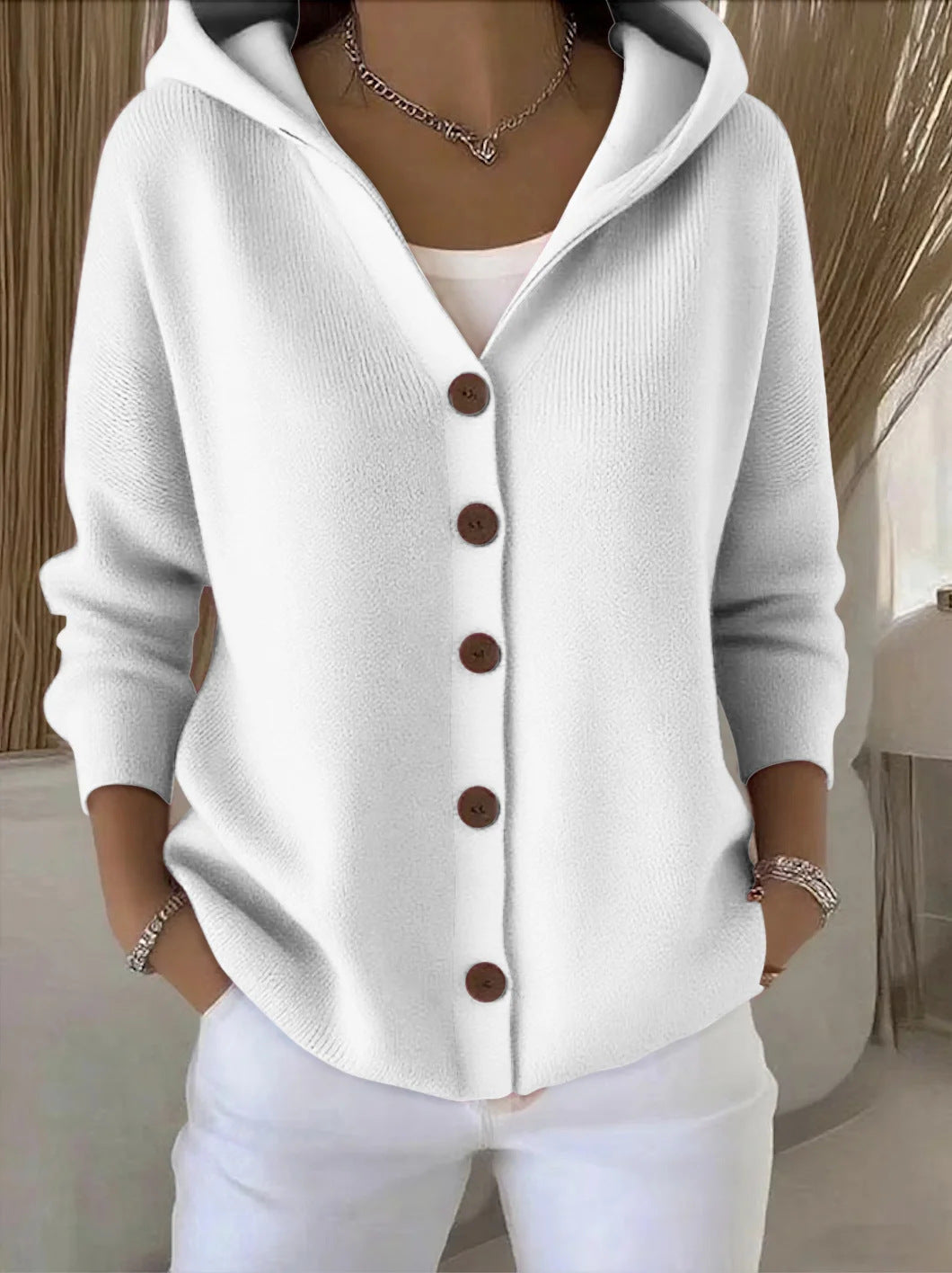 Elegante Damen-Strickjacke mit Kapuze, weicher A-Linien-Form und Knopfdetail - J&B - 5 - Atelier-Zofia