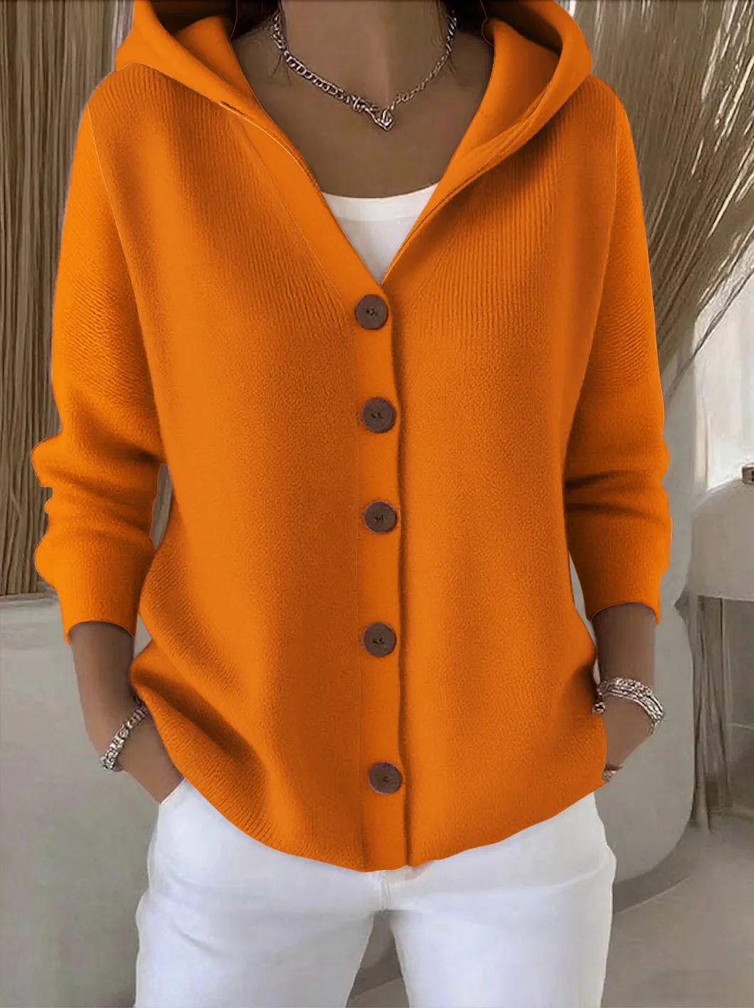 Elegante Damen-Strickjacke mit Kapuze, weicher A-Linien-Form und Knopfdetail - J&B - 6 - Atelier-Zofia