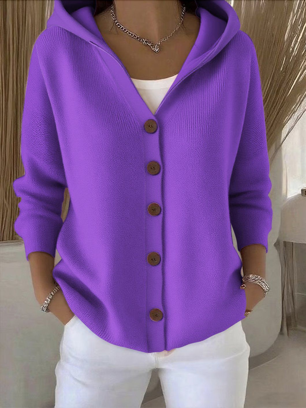 Elegante Damen-Strickjacke mit Kapuze, weicher A-Linien-Form und Knopfdetail - J&B - 7 - Atelier-Zofia