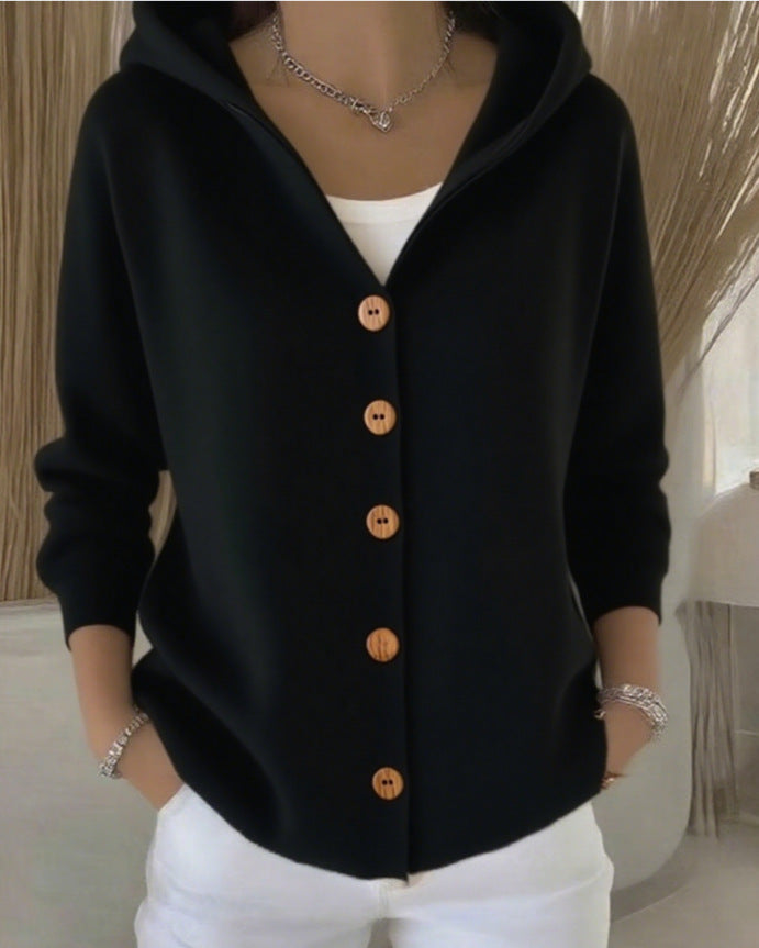 Elegante Damen-Strickjacke mit Kapuze, weicher A-Linien-Form und Knopfdetail - J&B - 8 - Atelier-Zofia