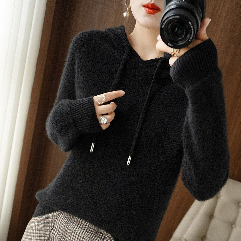 Damen-Hoodie mit lässiger Silhouette und verstellbarem Kordelzug - J&B - 2 - Atelier-Zofia