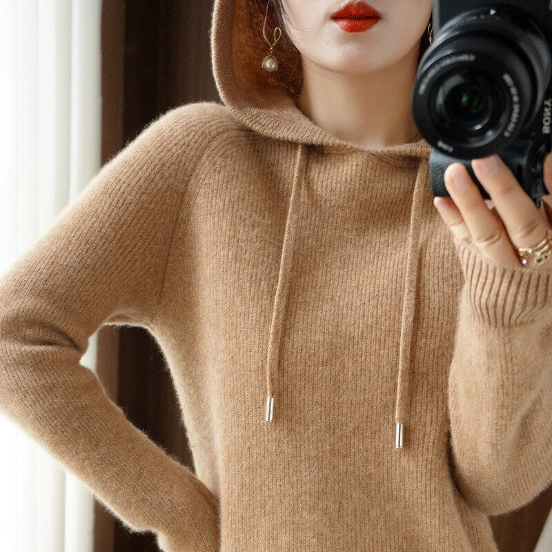 Damen-Hoodie mit lässiger Silhouette und verstellbarem Kordelzug - J&B - 3 - Atelier-Zofia