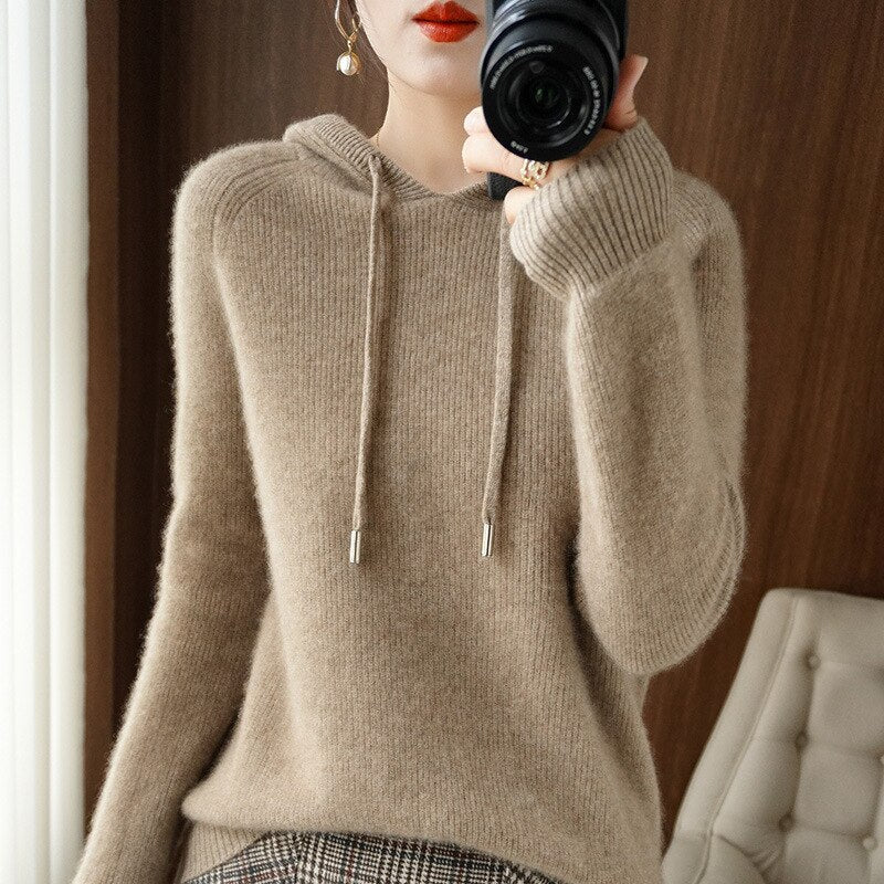 Damen-Hoodie mit lässiger Silhouette und verstellbarem Kordelzug - J&B - 4 - Atelier-Zofia