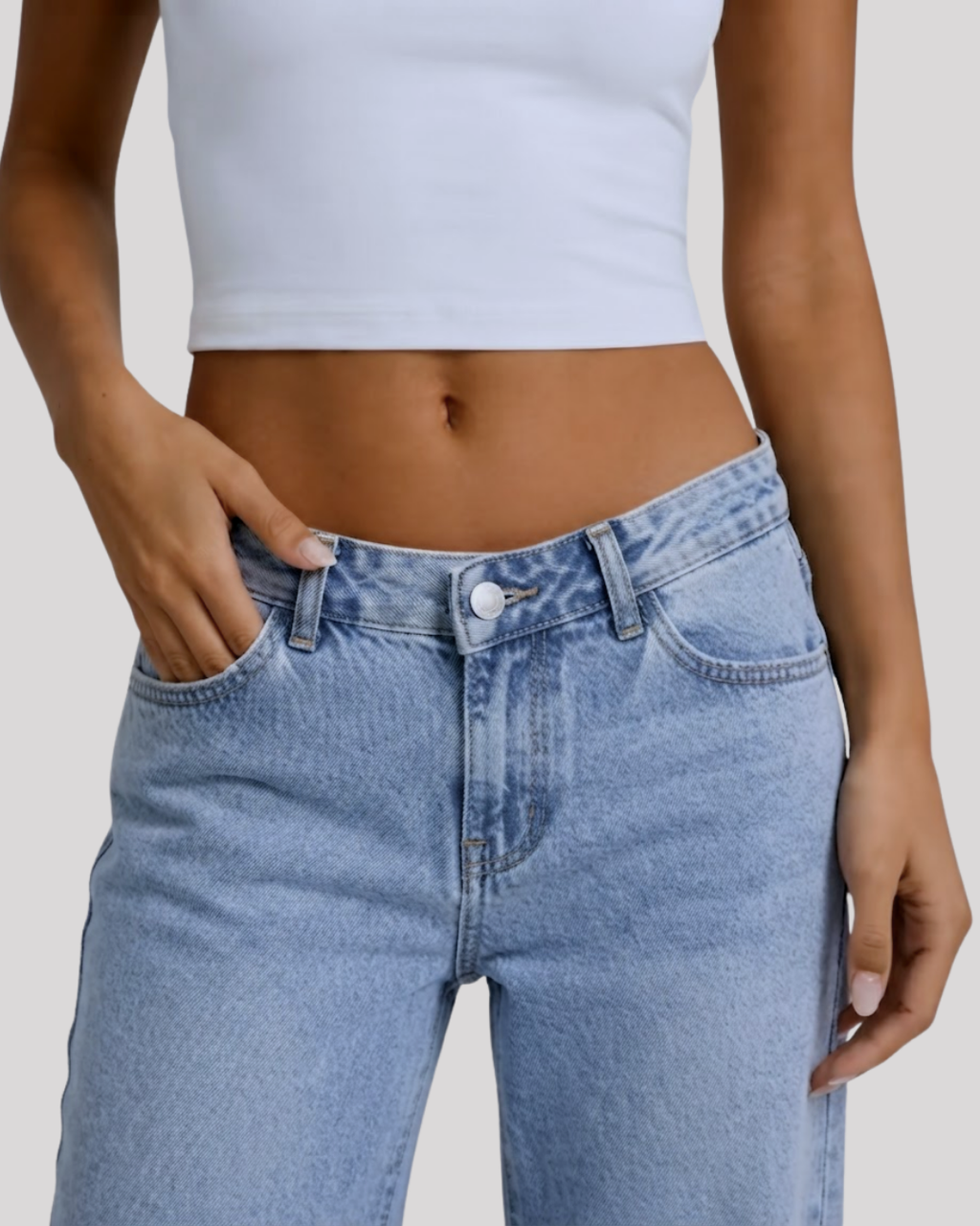 Bequeme Damenjeans mit weitem Bein in sanfter Hellblau-Waschung - J&B - 2 - Atelier-Zofia