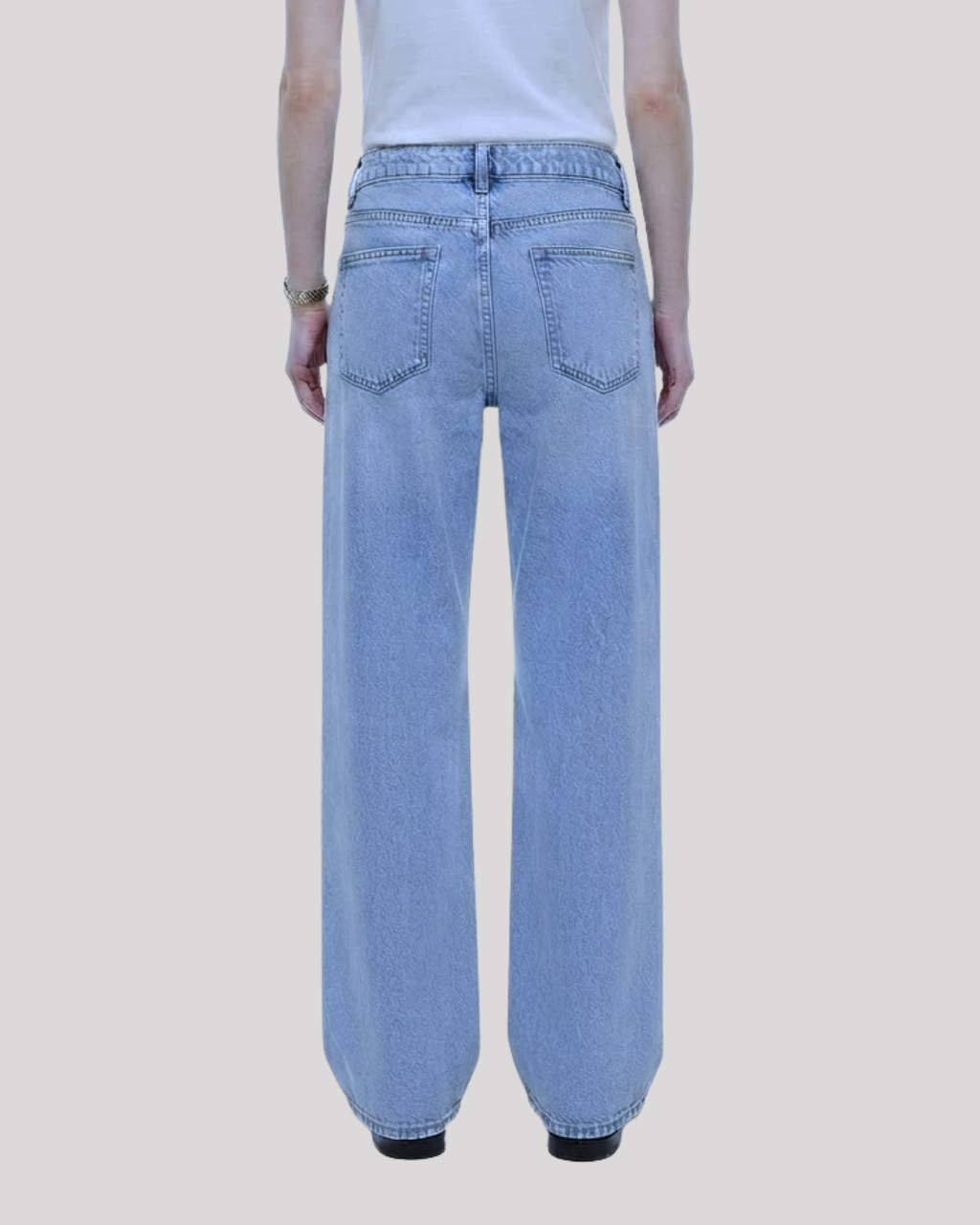 Bequeme Damenjeans mit weitem Bein in sanfter Hellblau-Waschung - J&B - 3 - Atelier-Zofia