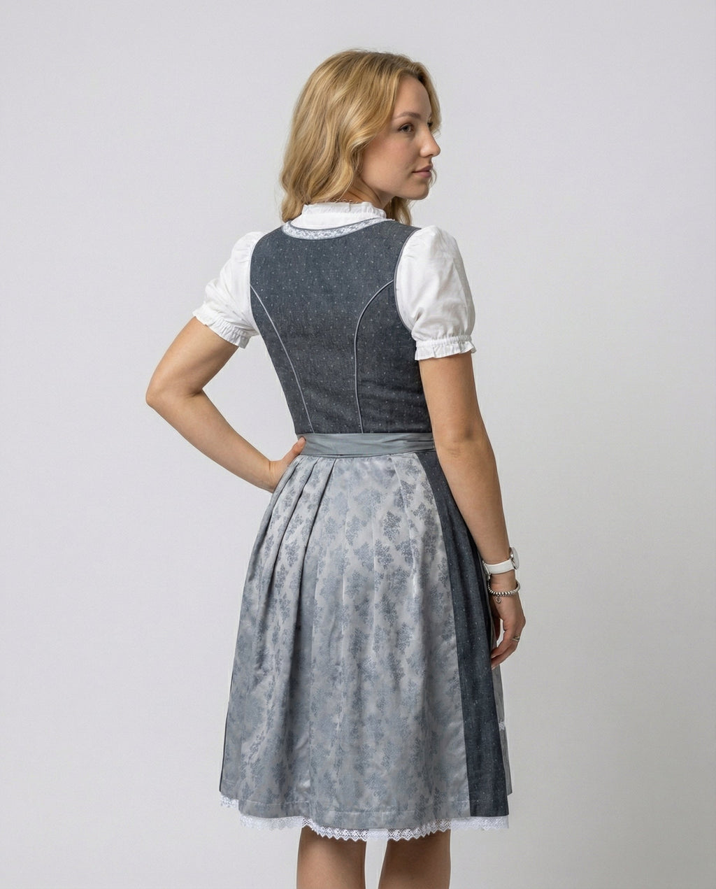 Damen Dirndl – Stilvolles, traditionelles Design mit vorteilhafter Passform – J&B - 4 - Atelier-Zofia