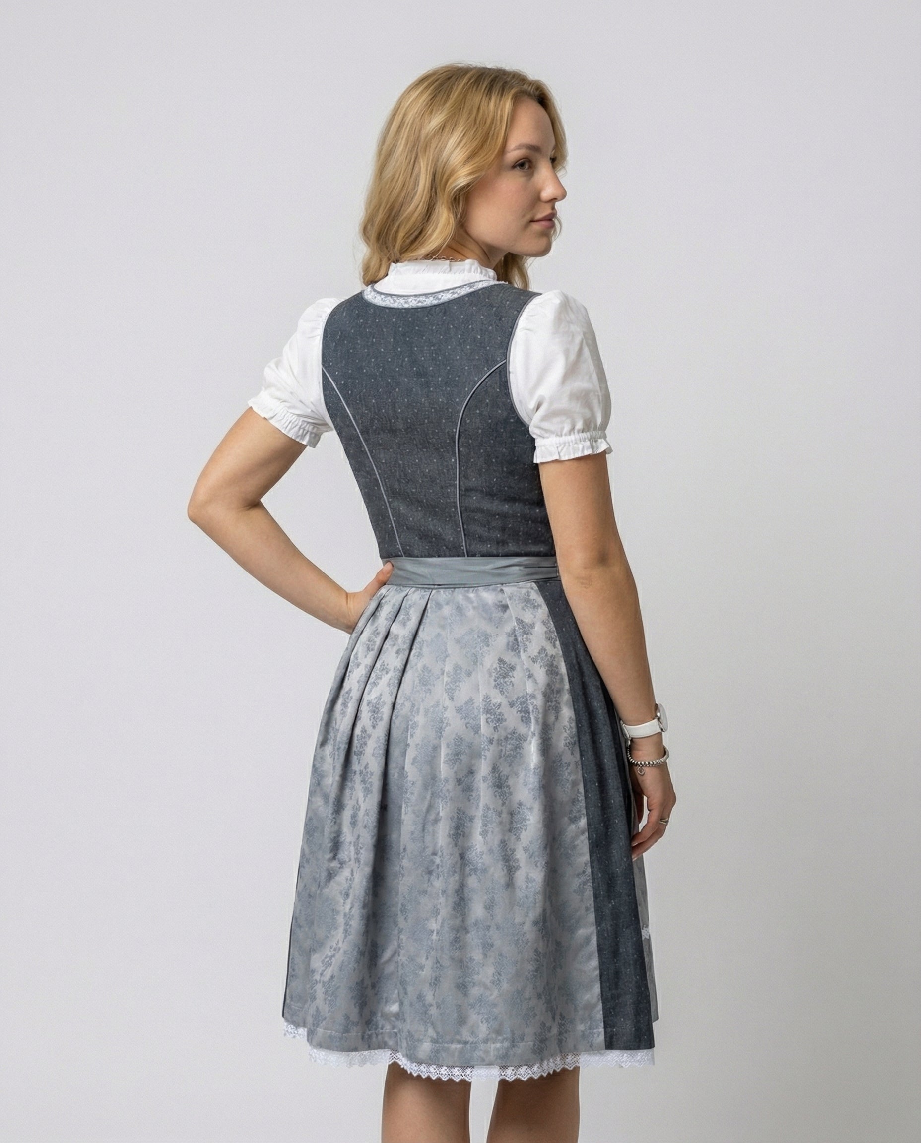 Damen Dirndl – Stilvolles, traditionelles Design mit vorteilhafter Passform – J&B - 4 - Atelier-Zofia