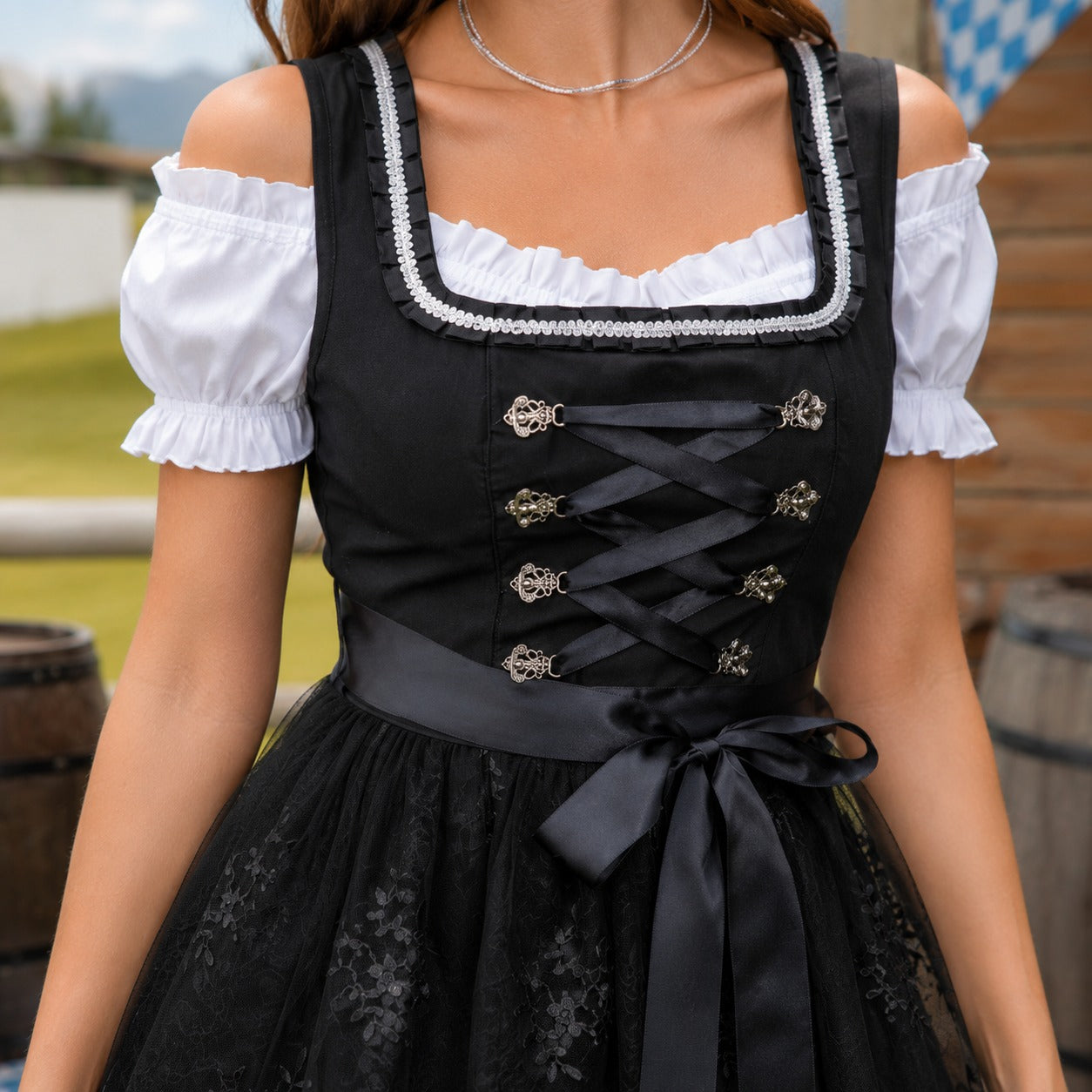 Dirndl Damen mit Schnürdetails und Spitzenrock | A&Z - 3 - Atelier-Zofia