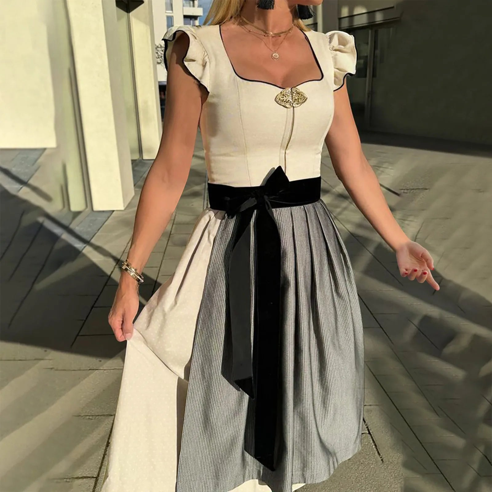 Dirndl Damen mit Rüschenärmeln und figurbetonter Silhouette | A&Z - 3 - Atelier-Zofia