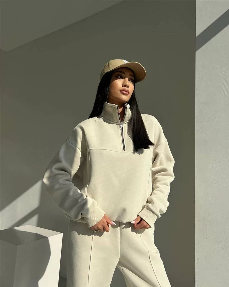 Lounge Set Damen: Bequeme Sweatjacke mit Reißverschluss und passender Hose | A&Z - 1 - Atelier-Zofia