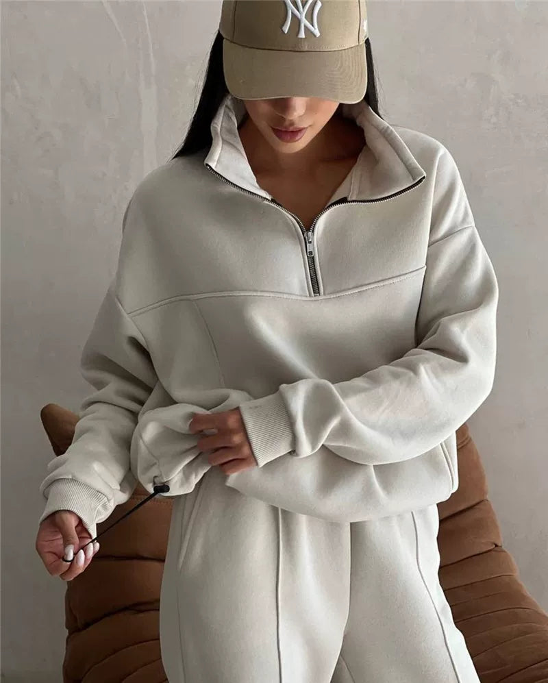 Lounge Set Damen: Bequeme Sweatjacke mit Reißverschluss und passender Hose | A&Z - 2 - Atelier-Zofia