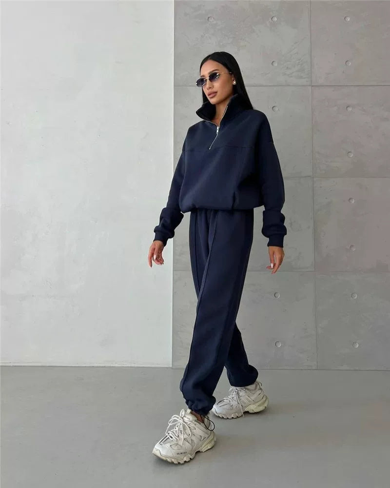 Lounge Set Damen: Bequeme Sweatjacke mit Reißverschluss und passender Hose | A&Z - 4 - Atelier-Zofia