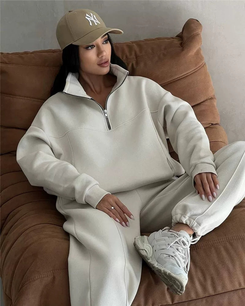 Lounge Set Damen: Bequeme Sweatjacke mit Reißverschluss und passender Hose | A&Z - 5 - Atelier-Zofia