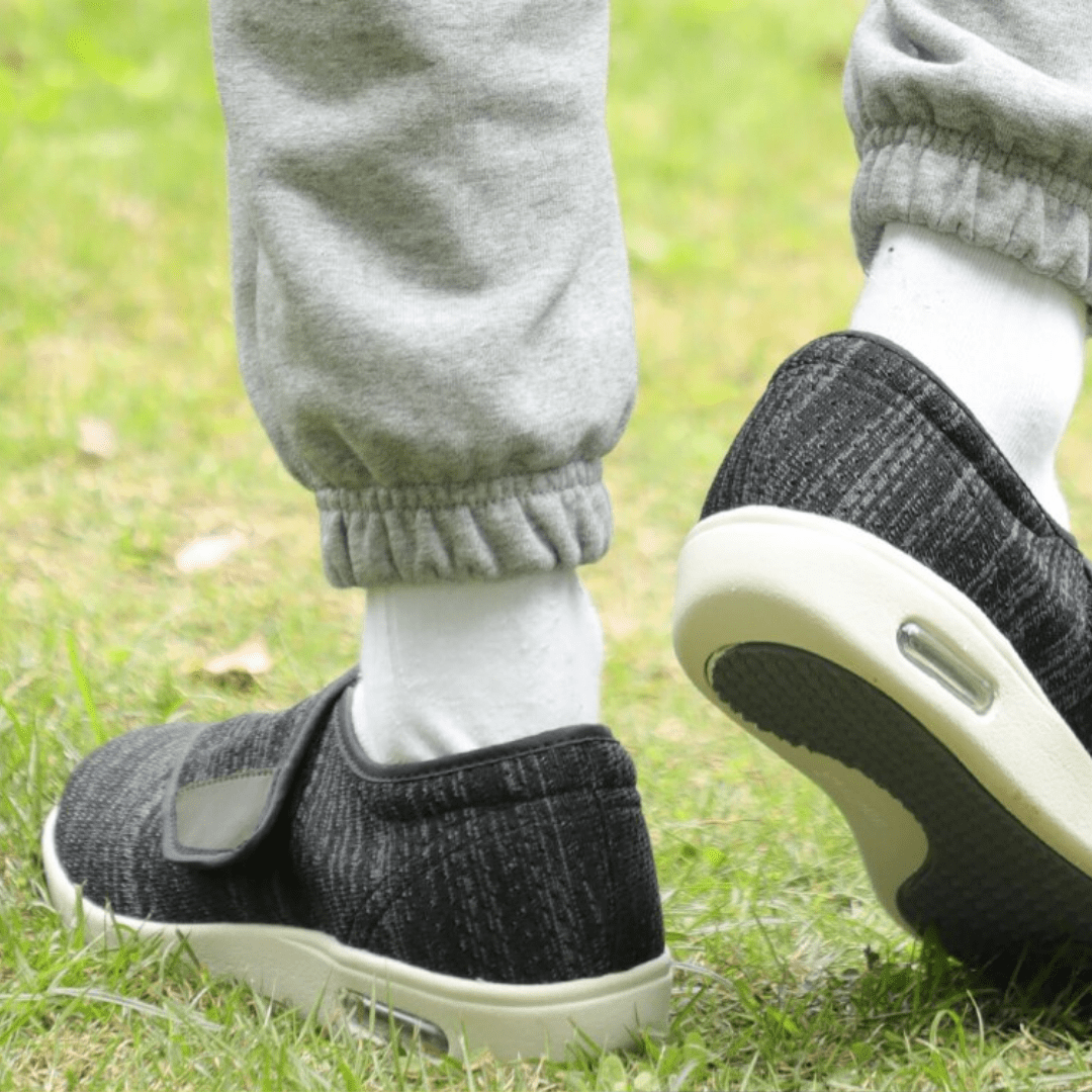 Bequeme Herren Slipper für Diabetiker - Weite Passform & Verstellbarer Klettverschluss - J&B - 2 - Atelier-Zofia