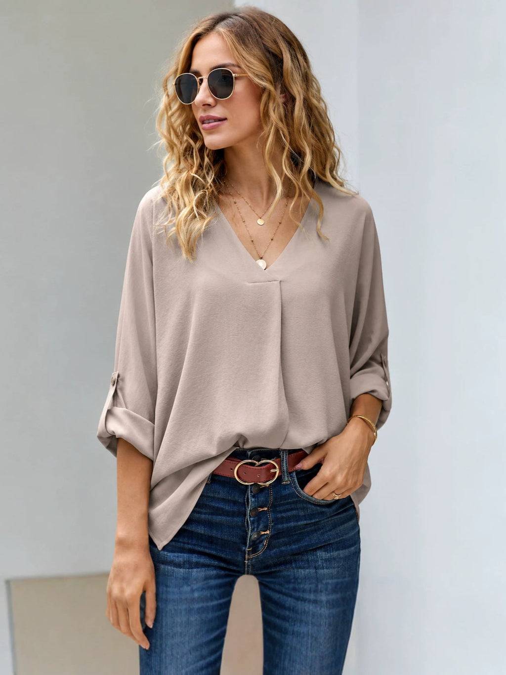 Bluse Damen beige lässig mit V-Ausschnitt und 3/4-Ärmeln - 2 - Atelier-Zofia
