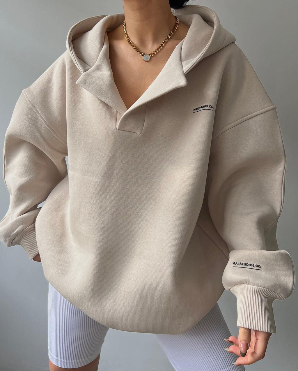 Hoodie Damen grau oversized mit Kragen und langen Ärmeln - 6 - Atelier-Zofia