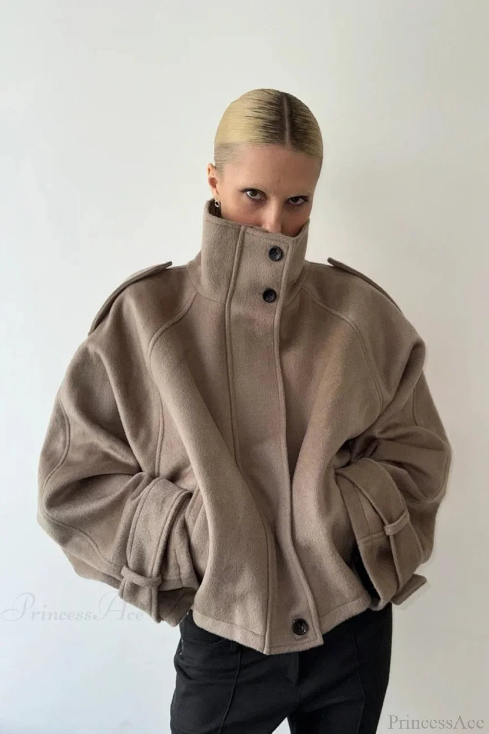 Jacke Damen beige oversized mit Stehkragen und Knopfverschluss - 1 - Atelier-Zofia
