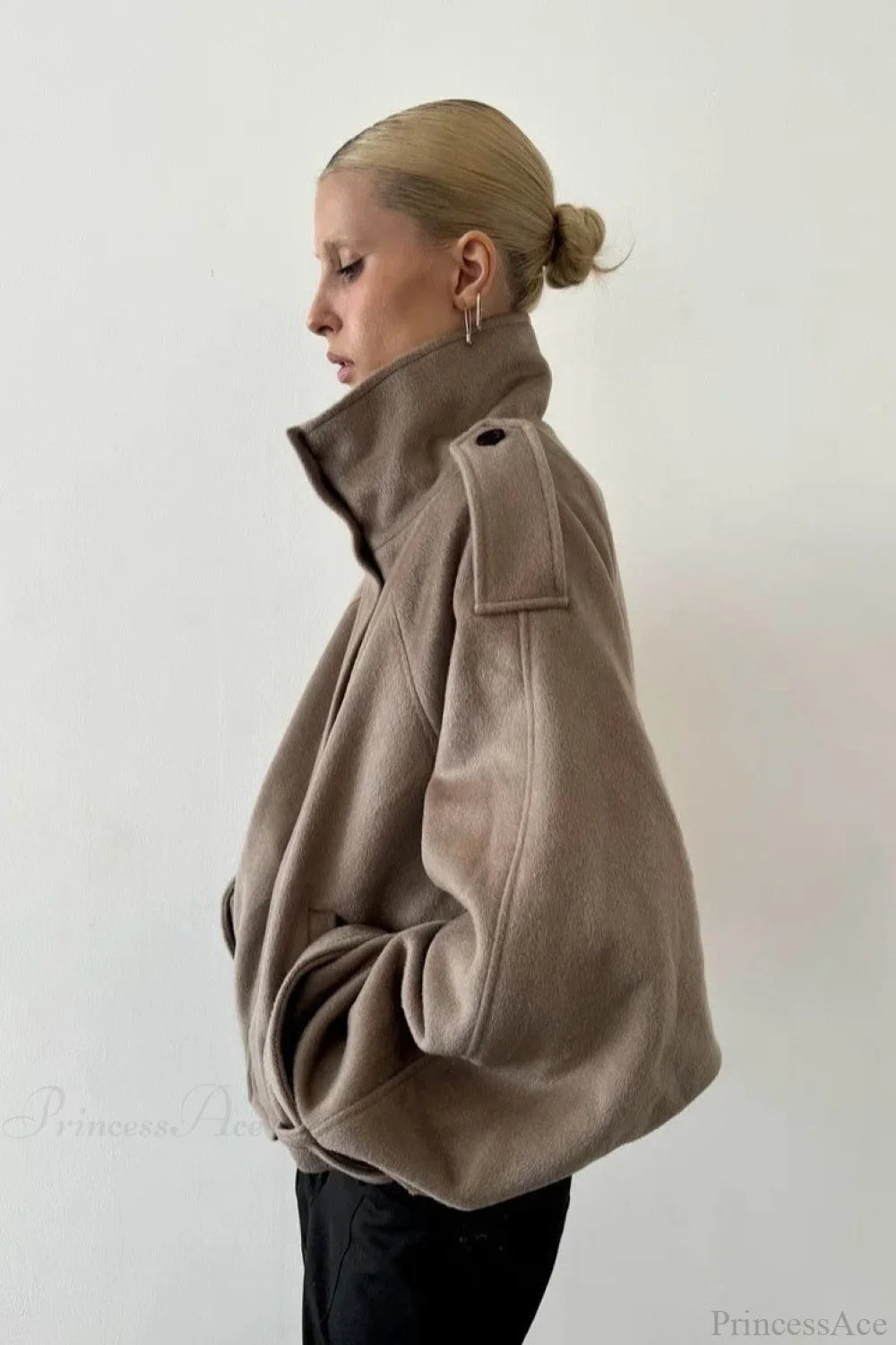 Jacke Damen beige oversized mit Stehkragen und Knopfverschluss - 2 - Atelier-Zofia