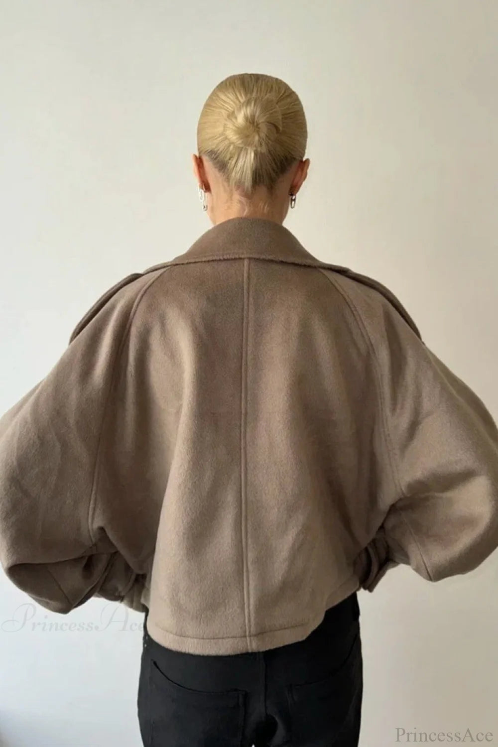 Jacke Damen beige oversized mit Stehkragen und Knopfverschluss - 3 - Atelier-Zofia