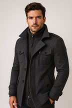 Wollmantel Herren schwarz tailliert mit Stehkragen und Taschen - 9 - Atelier-Zofia
