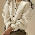Cardigan Damen creme mit lockerer Passform und Knopfverschluss - 1 - Atelier-Zofia