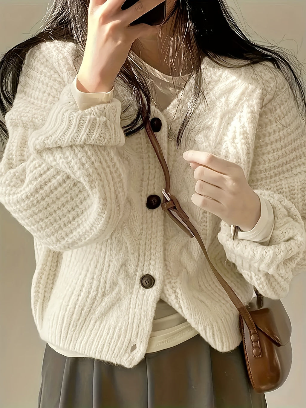 Cardigan Damen creme mit lockerer Passform und Knopfverschluss - 5 - Atelier-Zofia