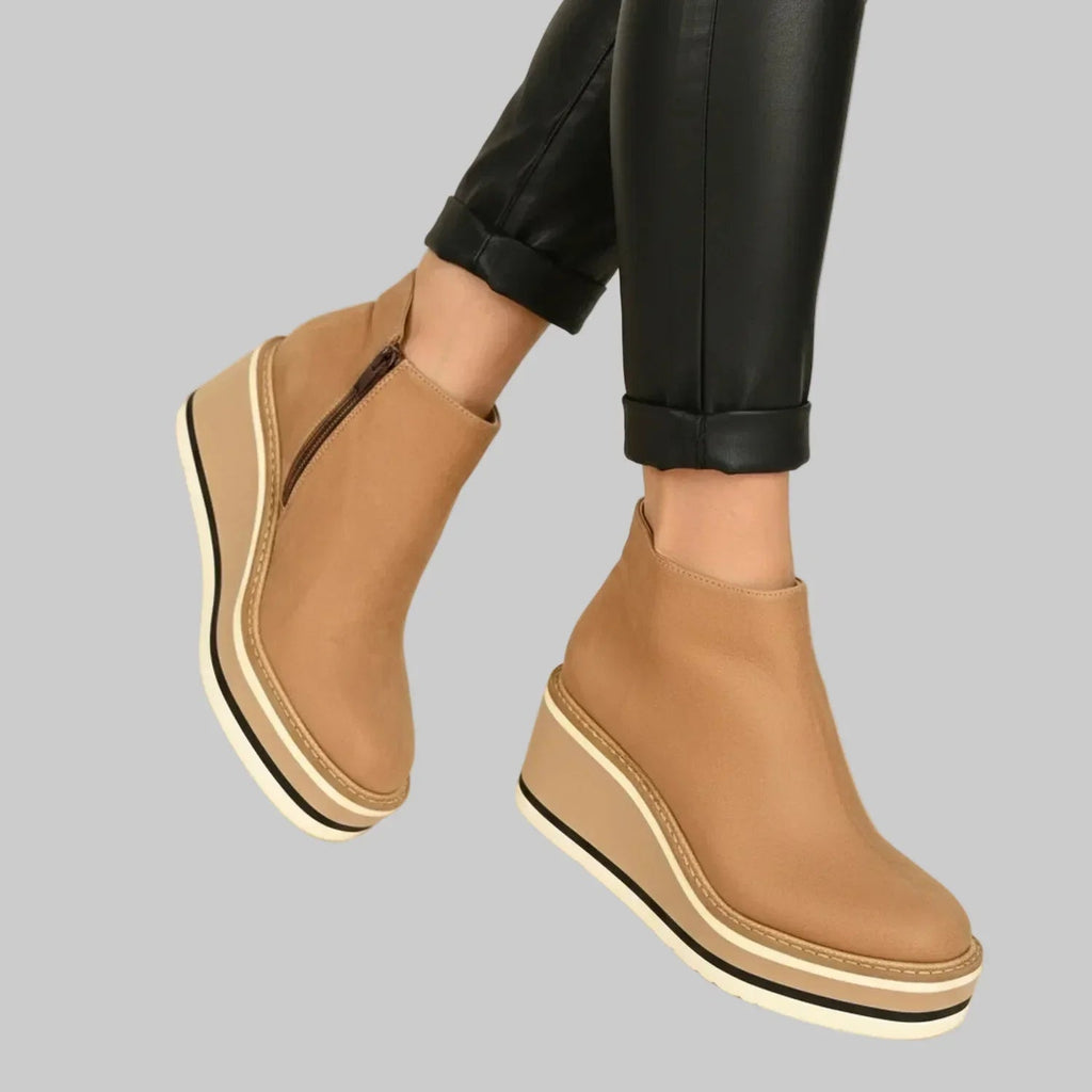 Boots Damen beige mit Keilabsatz und seitlichem Reißverschluss - 2 - Atelier-Zofia