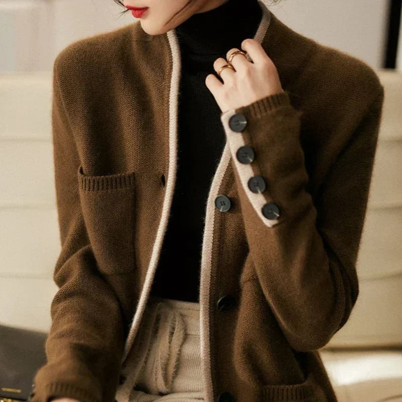 Cardigan Damen braun mit Knopfdesign und Taschen - 1 - Atelier-Zofia