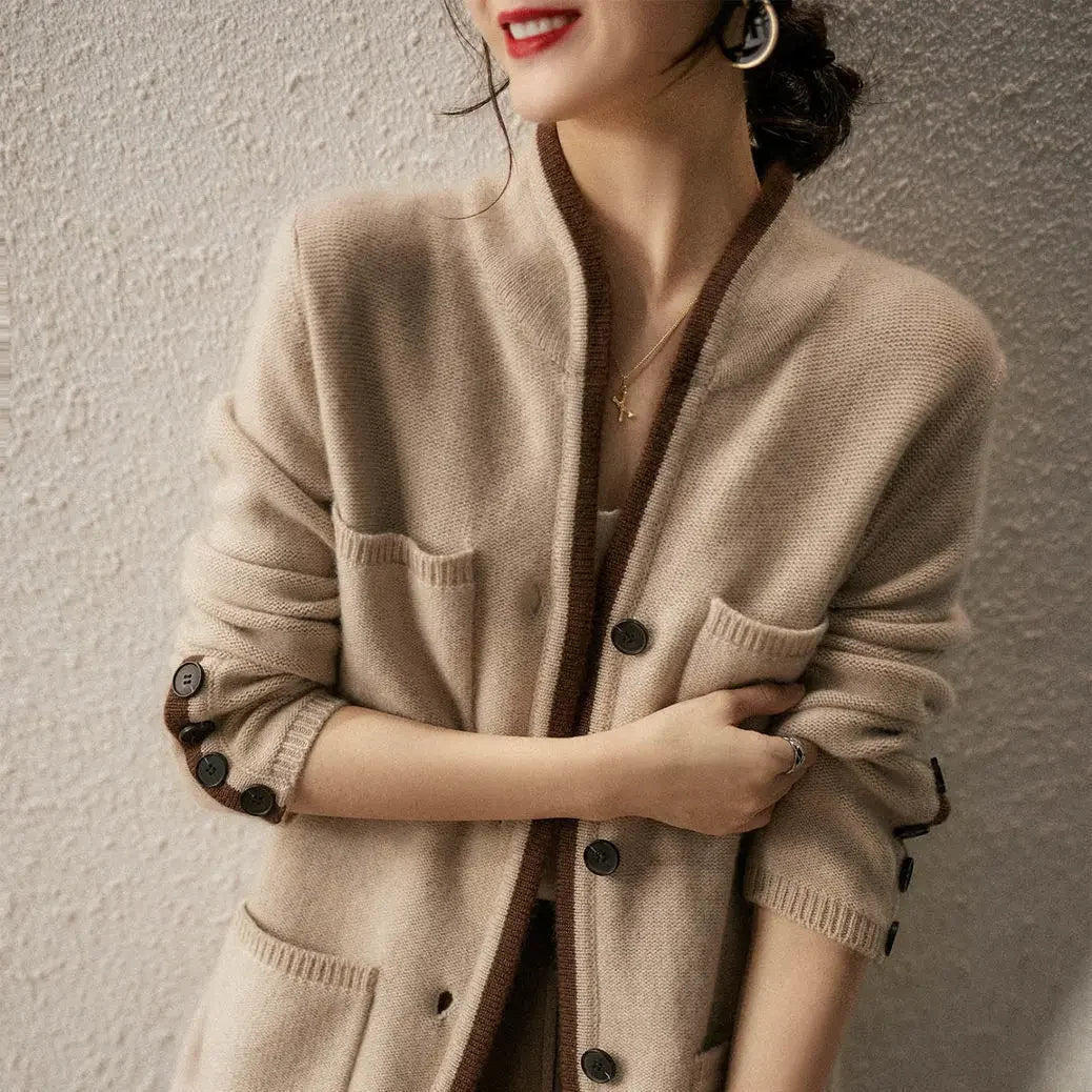 Cardigan Damen braun mit Knopfdesign und Taschen - 11 - Atelier-Zofia