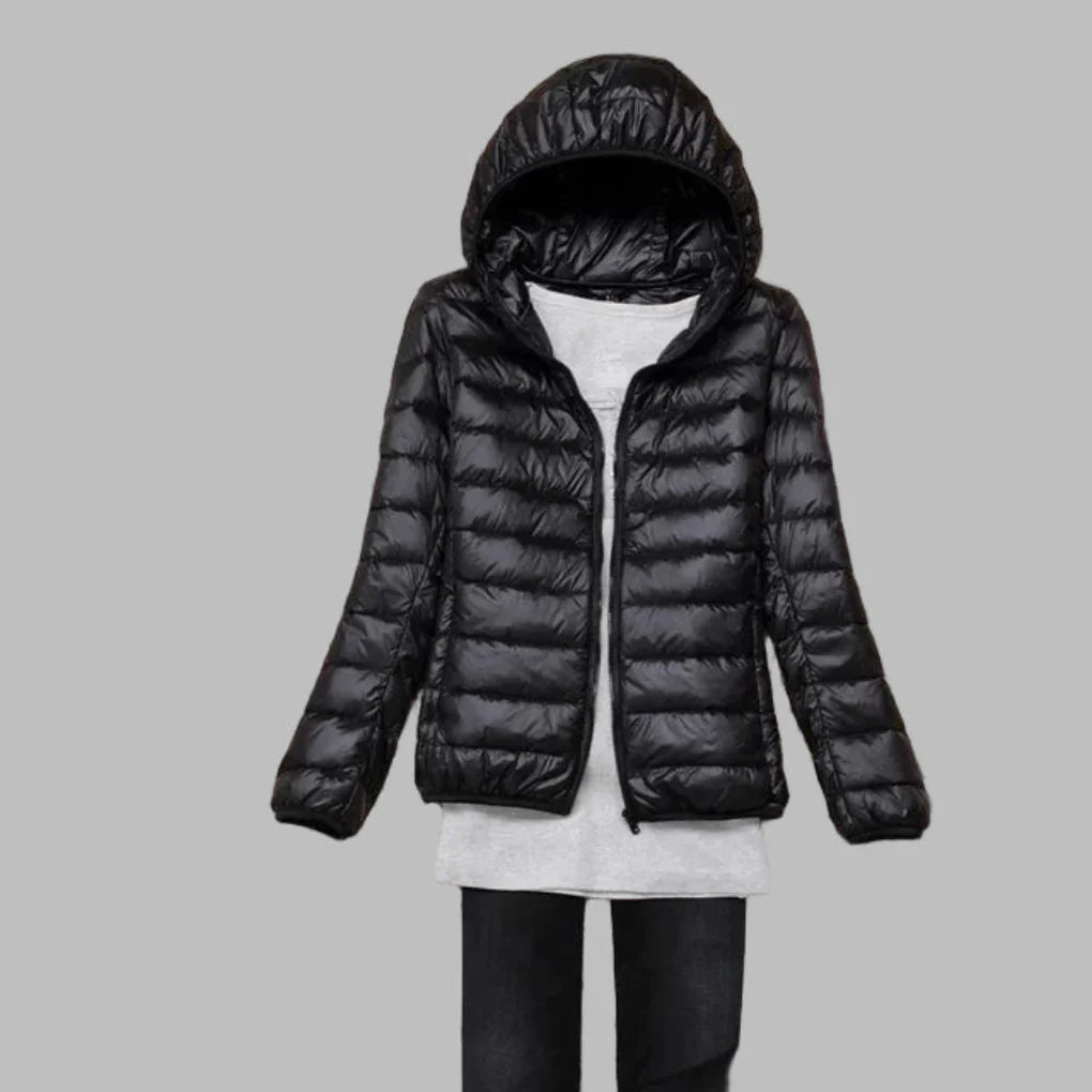 Damenjacke schwarz figurbetont mit Kapuze und leichtem Design - 1 - Atelier-Zofia