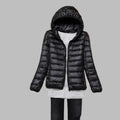 Damenjacke schwarz figurbetont mit Kapuze und leichtem Design - 1 - Atelier-Zofia