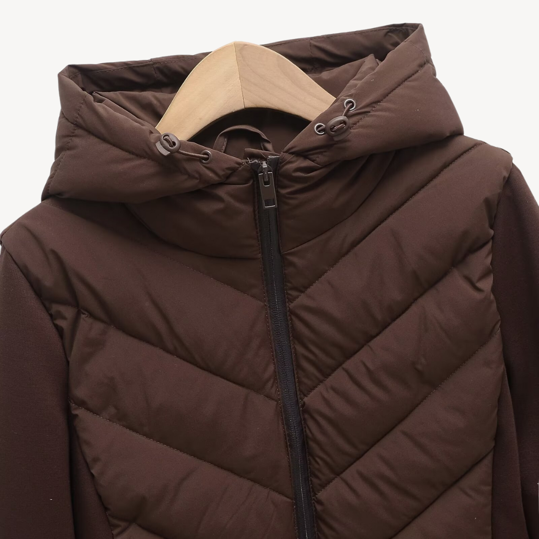 Damenjacke schwarz figurbetont mit Kapuze und Chevron-Design - 6 - Atelier-Zofia