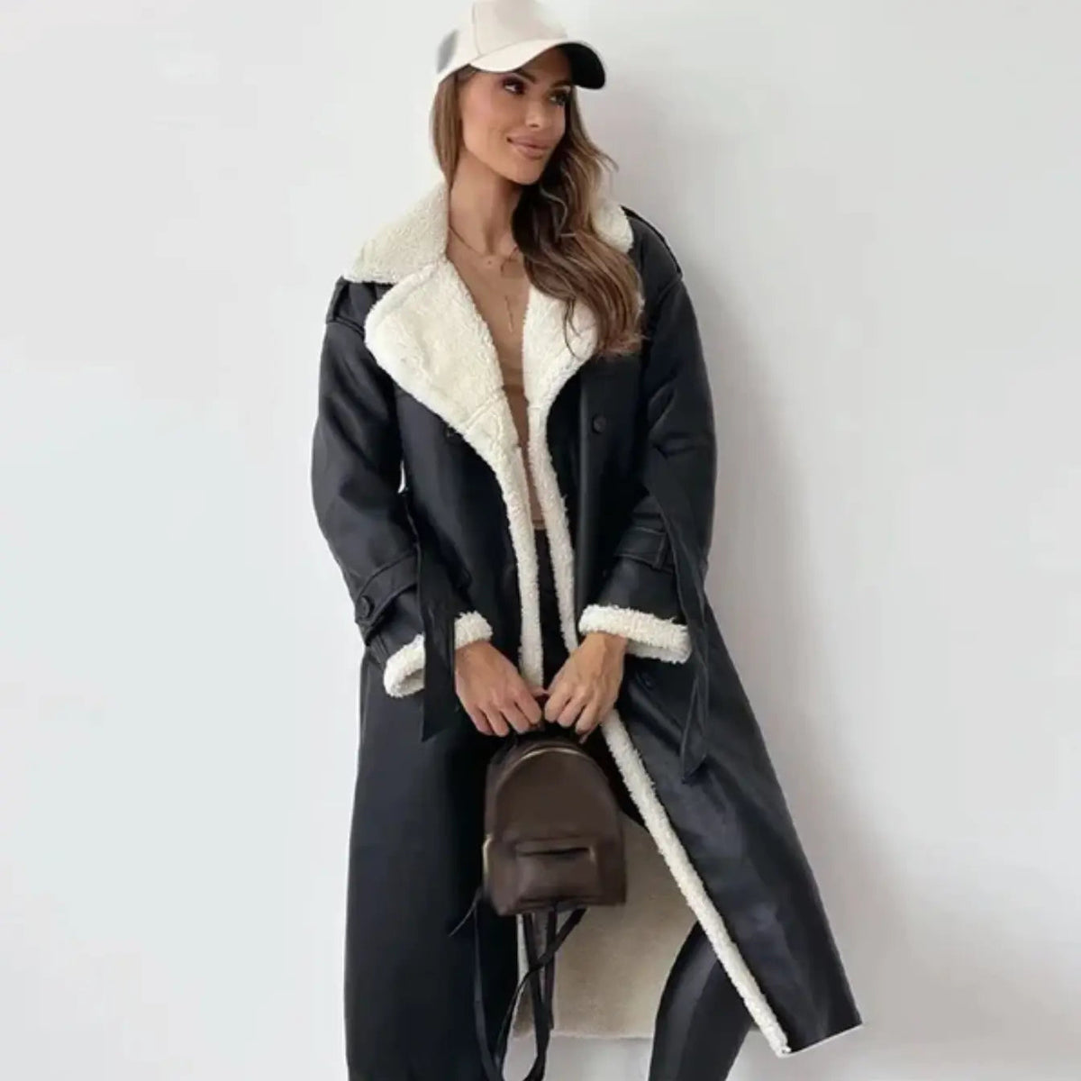 Damen Mantel schwarz tailliert mit Faux-Fur-Kragen - 1 - Atelier-Zofia
