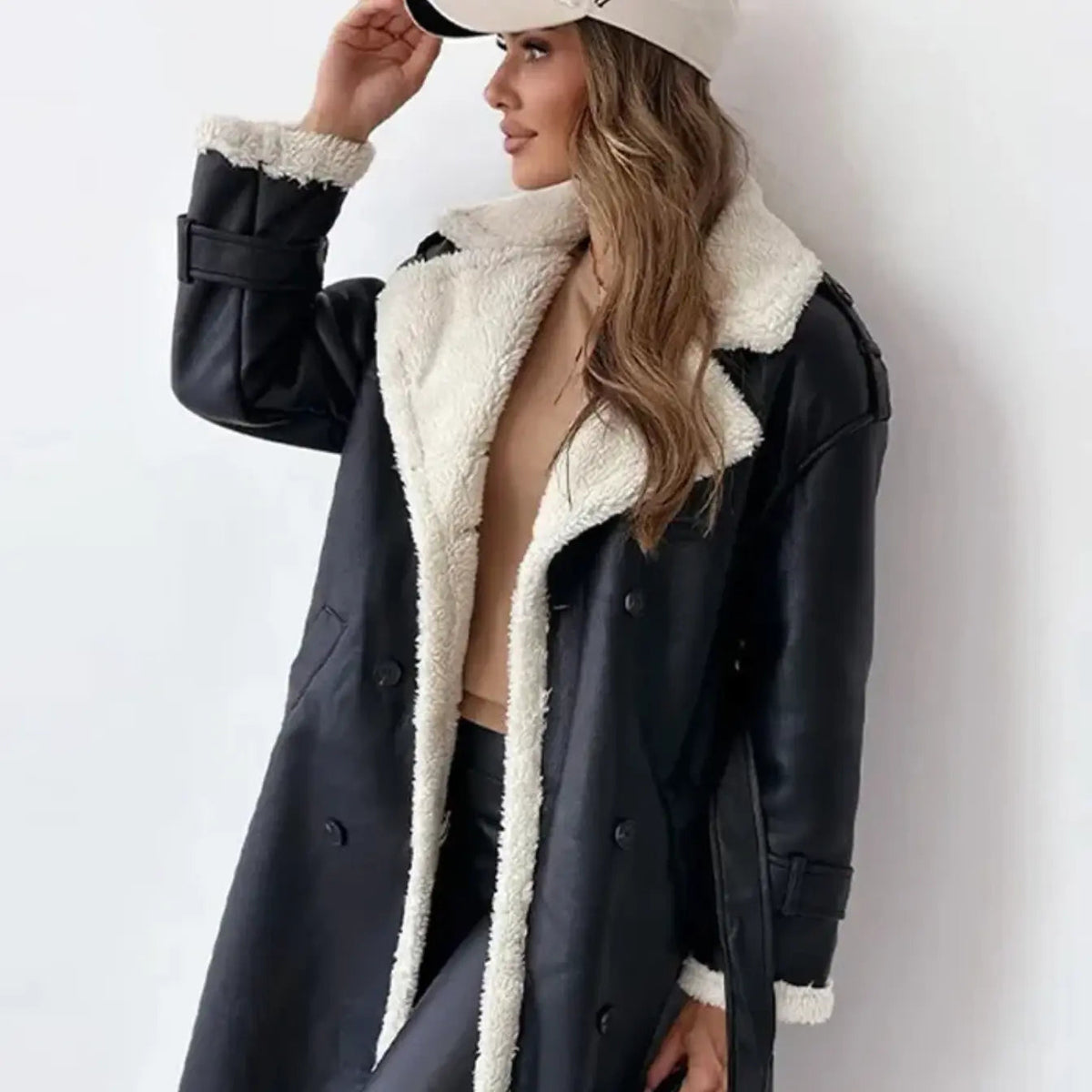 Damen Mantel schwarz tailliert mit Faux-Fur-Kragen - 2 - Atelier-Zofia