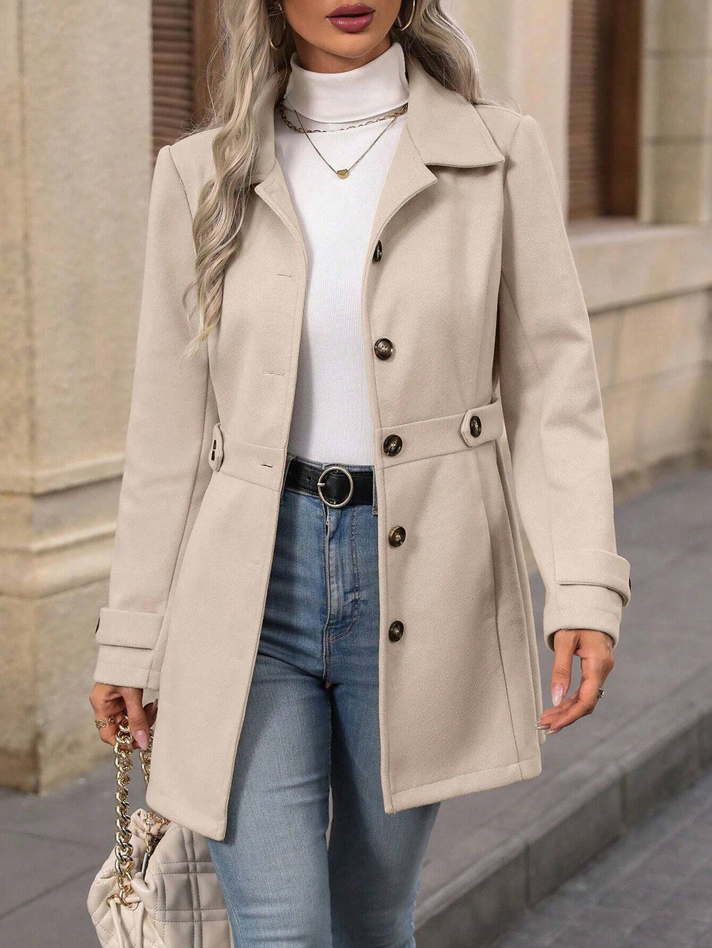 Damen Mantel beige tailliert mit Knopfdetails - 2 - Atelier-Zofia