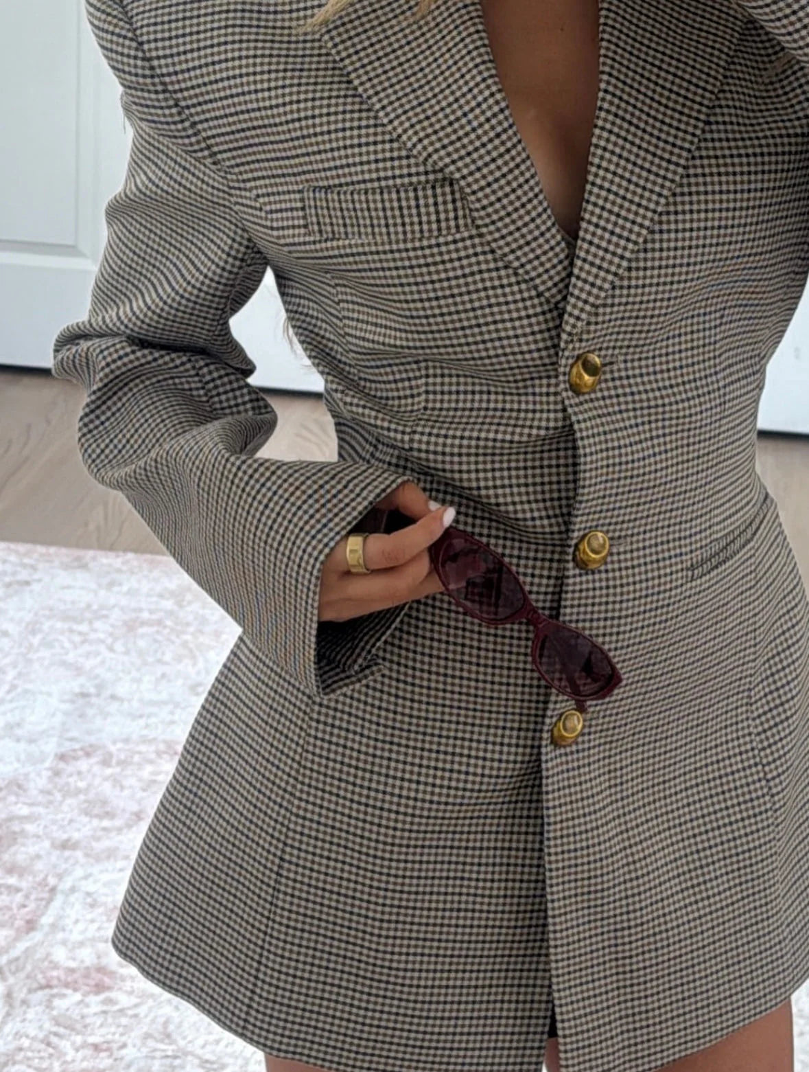 Blazer Damen beige tailliert mit Knöpfen und langen Ärmeln - 4 - Atelier-Zofia