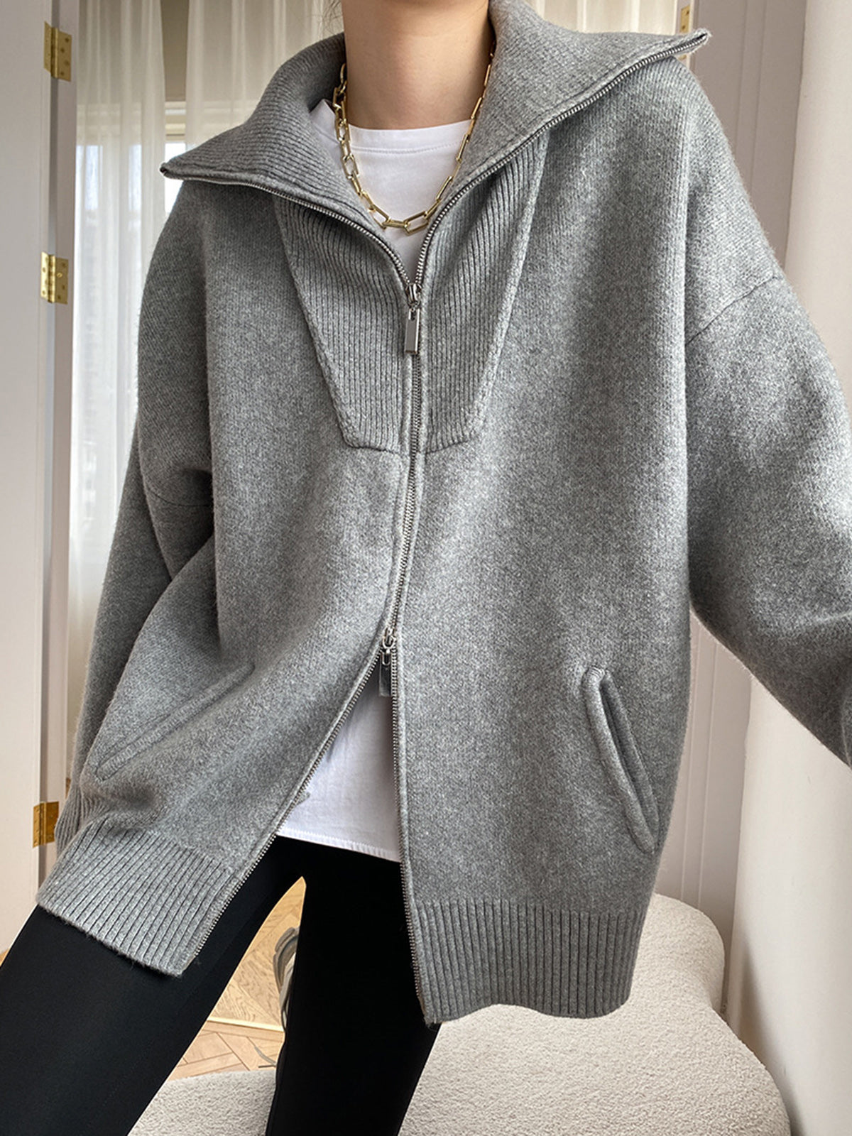 Cardigan Damen grau oversized mit hohem Kragen und Zipper - 4 - Atelier-Zofia