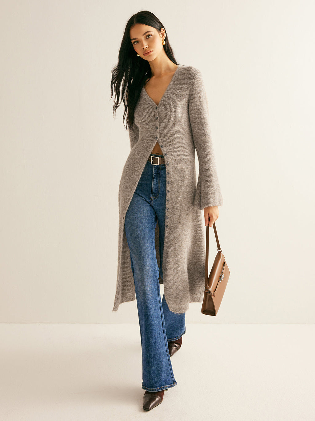 Cardigan Damen grau tailliert mit V-Ausschnitt und Knopfdetails - 1 - Atelier-Zofia