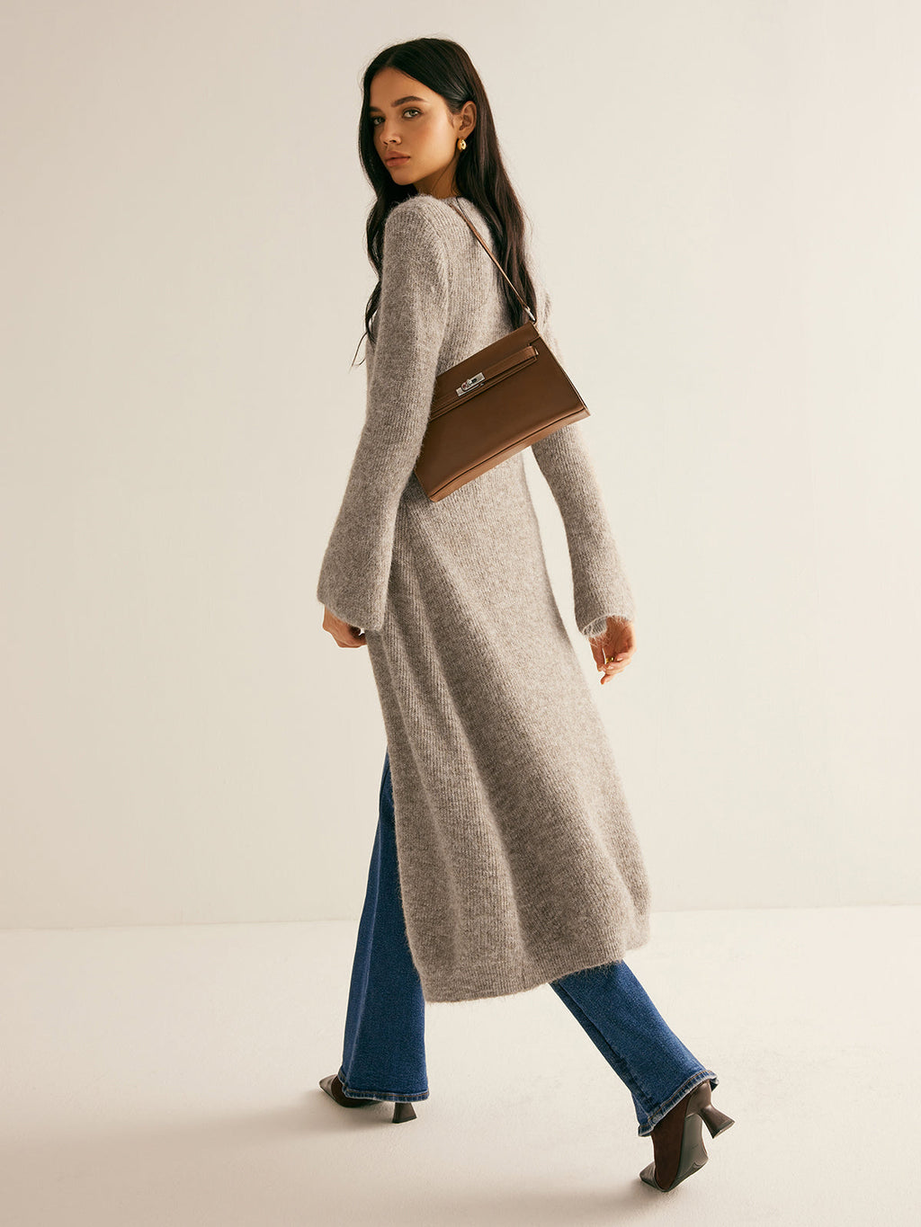 Cardigan Damen grau tailliert mit V-Ausschnitt und Knopfdetails - 2 - Atelier-Zofia