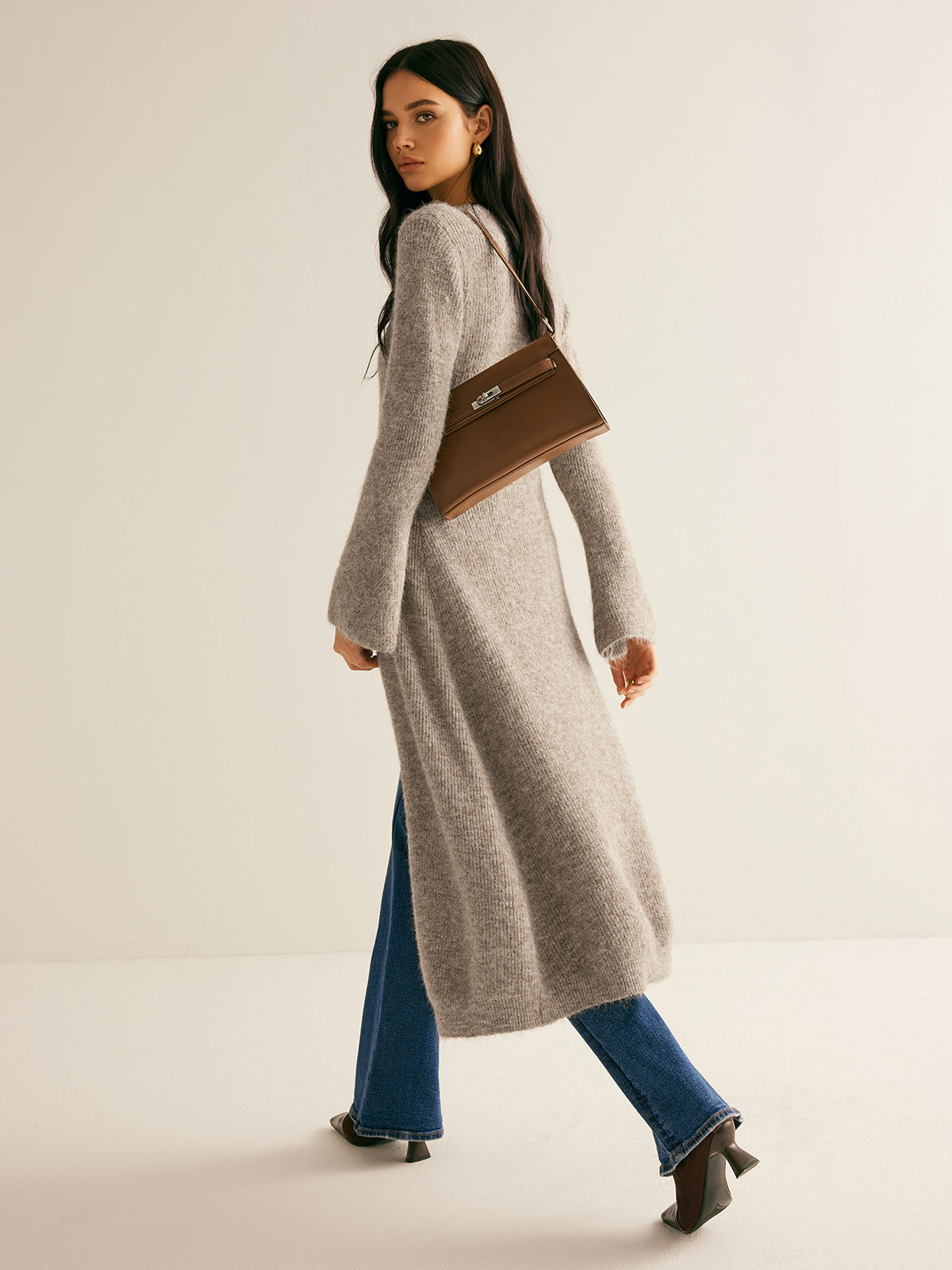 Cardigan Damen grau tailliert mit V-Ausschnitt und Knopfdetails - 2 - Atelier-Zofia