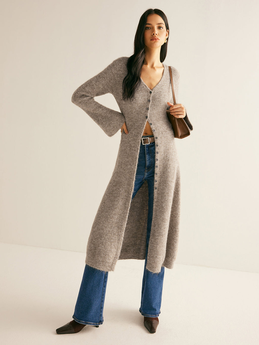 Cardigan Damen grau tailliert mit V-Ausschnitt und Knopfdetails - 4 - Atelier-Zofia